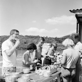 Stravování mělo do luxusní restaurace opravdu daleko