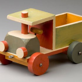 Oproti tehdejším realistickým hračkám ty Sutnarovy vynikaly svou jednoduchou stylizací a střízlivou monochromní barevností.