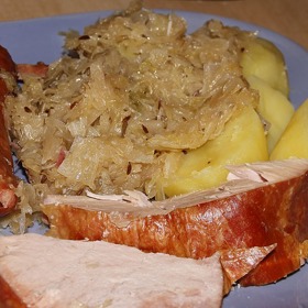 Vařené zelí a uzeniny zatěžují trávicí trakt.