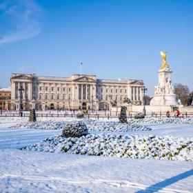 Buckinghamský palác pod sněhovou peřinkou.