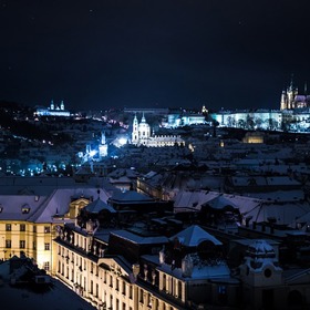 Noční zasněžená Praha je jako z pohádky.