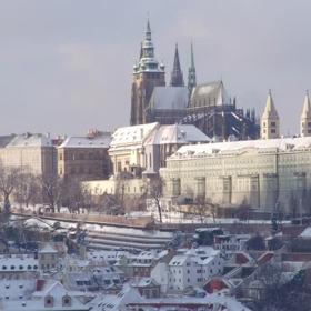 Praha je krásná sama o sobě, sníh jí však dodává na čistotě a nevinnosti.