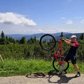 Eva si ráda zajezdí i na kole.