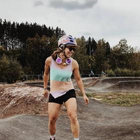 I na longbordu jí to jde.