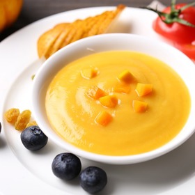 I klasická dýňová polévka se dá ozvláštnit.