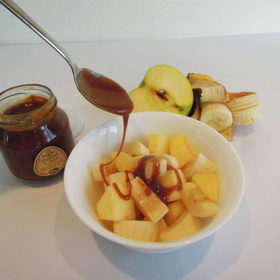 Ovocný salát s medem a guaranou je dobrota.