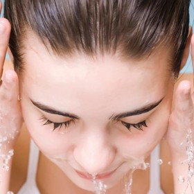 O aknózní pleť se musíte pečlivě starat.