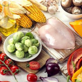 Jestli jste až dosud byli zvyklí na pořádné kalorické bomby, nejspíš vám zdravá strava nic moc neříká. Jenže i zdravé potraviny se dají upravit tak, aby vám chutnaly. Dobrý výživový poradce by vám navíc měl ušít na míru i jídelníček alespoň na první období hubnutí.