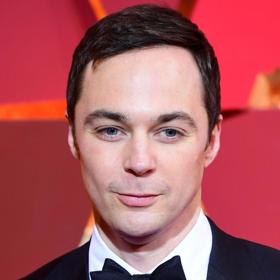 Sheldon Cooper ze seriálu Teorie velkého třesku touto poruchou trpí.