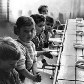 Společné umývárny ve školkách a legendární mýdlo v síťce.