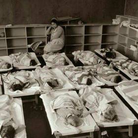 Ve školce se spalo na lehátkách a pod dekou.