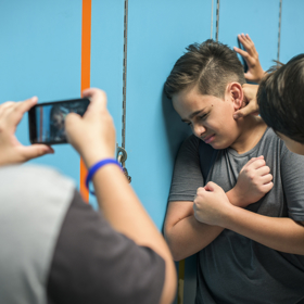 Děti se stávají obětí šikany.