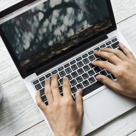 Dítě netuší, kdo sedí na druhé straně obrazovky.