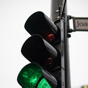 I když máte zelenou, pečlivě se rozhlédněte.