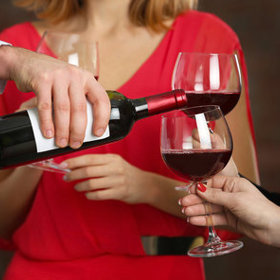 Sklenka červeného vína je třeba ke zvěřině téměř nutností.