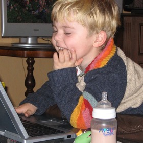 Chlapeček sice ještě pije mléko z lahvičky, ale s notebookem si evidentně poradí raz dva