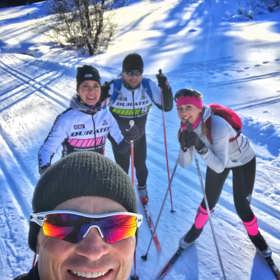 V zimě si rád zalyžuje