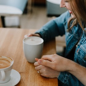 Dalším krokem k budování intimity je umět reagovat, když se vám partner s něčím svěří.