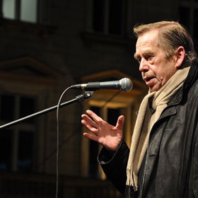 Během listopadových událostí se Václav Havel stal vůdcem Občanského fóra a krátce nato byl zvolen prezidentem Československa.