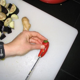 Jak načít kokos a nakrájet cibuli bez plakání? 7 tipů, jak porcovat ovoce a zeleninu jako šéfkuchař