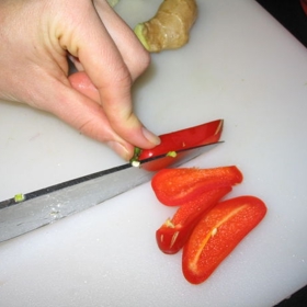 Jak načít kokos a nakrájet cibuli bez plakání? 7 tipů, jak porcovat ovoce a zeleninu jako šéfkuchař