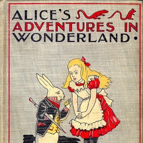 Carroll podlehl přání dítěte a opravdu spisek vytvořil.