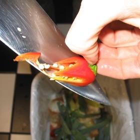 Jak načít kokos a nakrájet cibuli bez plakání? 7 tipů, jak porcovat ovoce a zeleninu jako šéfkuchař