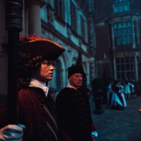 Kostýmy jsou velkolepé.