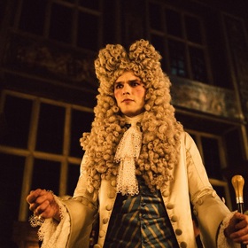 Atmosféra a móda té doby jsou vykresleny na jedničku.