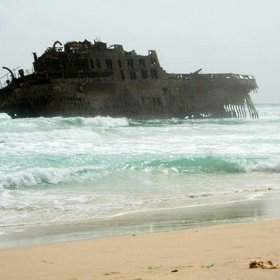 Santa Maria, slavná španělská nákladní loď, kterou museli po katastrofě vykládat celý rok.