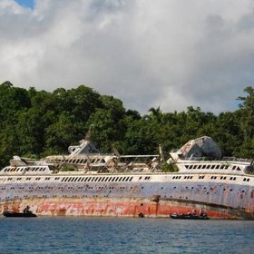 World Discoverer, loď z roku 1974 s dvojitým trupem, podobným, jaký měl Titanic. Nepomohlo jí to a potopila se na Šalamounových ostrovech kvůli dříve nezmapovaným skalám.