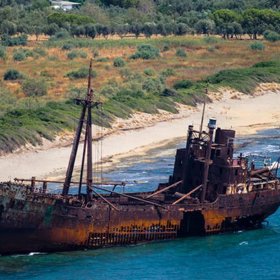 Proč se dostala nákladní loď Dimitrios, která byla postavena v roce 1950, na mělčinu, není známo. U řeckých břehů je od roku 1981.