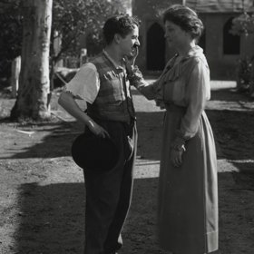 Helen Keller a Charlie Chaplin v Hollywoodu roku 1919.