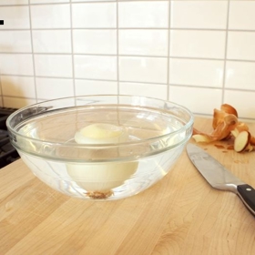 Jak načít kokos a nakrájet cibuli bez plakání? 7 tipů, jak porcovat ovoce a zeleninu jako šéfkuchař