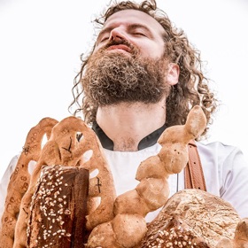 Pečení je Josefův život.