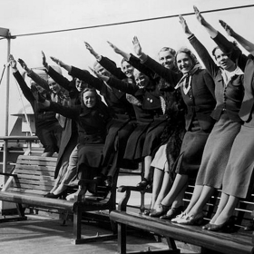 Nadšené nacistky na výletní lodi.