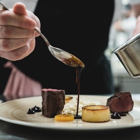 Šéfkuchaři si se svými pokrmy doslova hrají.