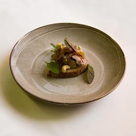 Brioška s paštikou.