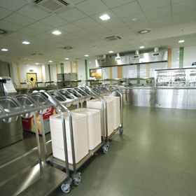 Na jídla ze školy nemají mnozí z nás dobré vzpomínky.