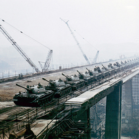 K zatěžkávací zkoušce byly využity tanky.