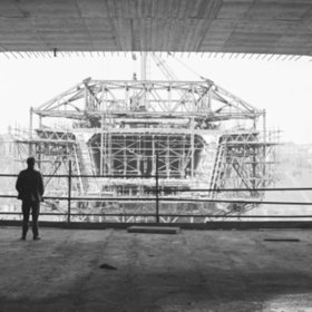 Most překlenuje údolí Botiče.