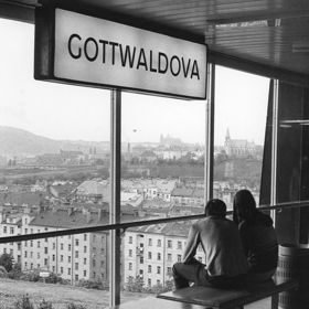 Název stanice jedné strany mostu - Vyšehrad - nesla původně název Gottwaldova.