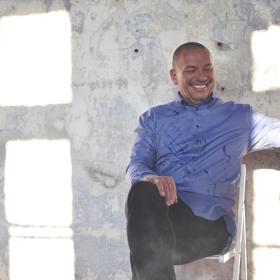 Ženská móda jí přestala stačit, tak se zaměřila i na šatníky mužů.