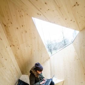 Pro Krkonošský národní park je studenti  nejen navrhli, ale také vyrobili.