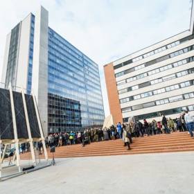 Útulny prozatím stojí před budovou školy.