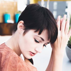 Krátký účes je ideální volbou.