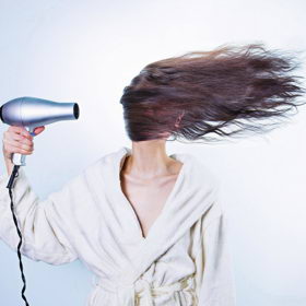 Vlasy si fénujte v předklonu.