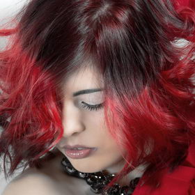 I s jemnými vlasy se může vaše kadeřnice vyřádit.