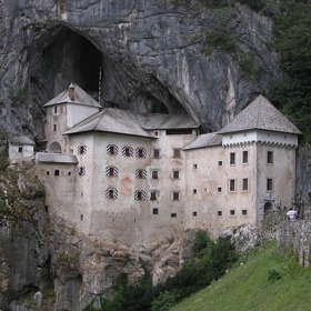 Predjamský hrad se nachází asi 40 km jihozápadně od Lublani. Byl postaven na konci údolí, kde se potok Lokva noří pod 123 m vysokou skálu. Stojí pod velkým převisem této skály u vstupu do jeskynního systému.