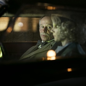 Karel Roden ztvárnil architekta vily Tugendhat Rainera von Abta.